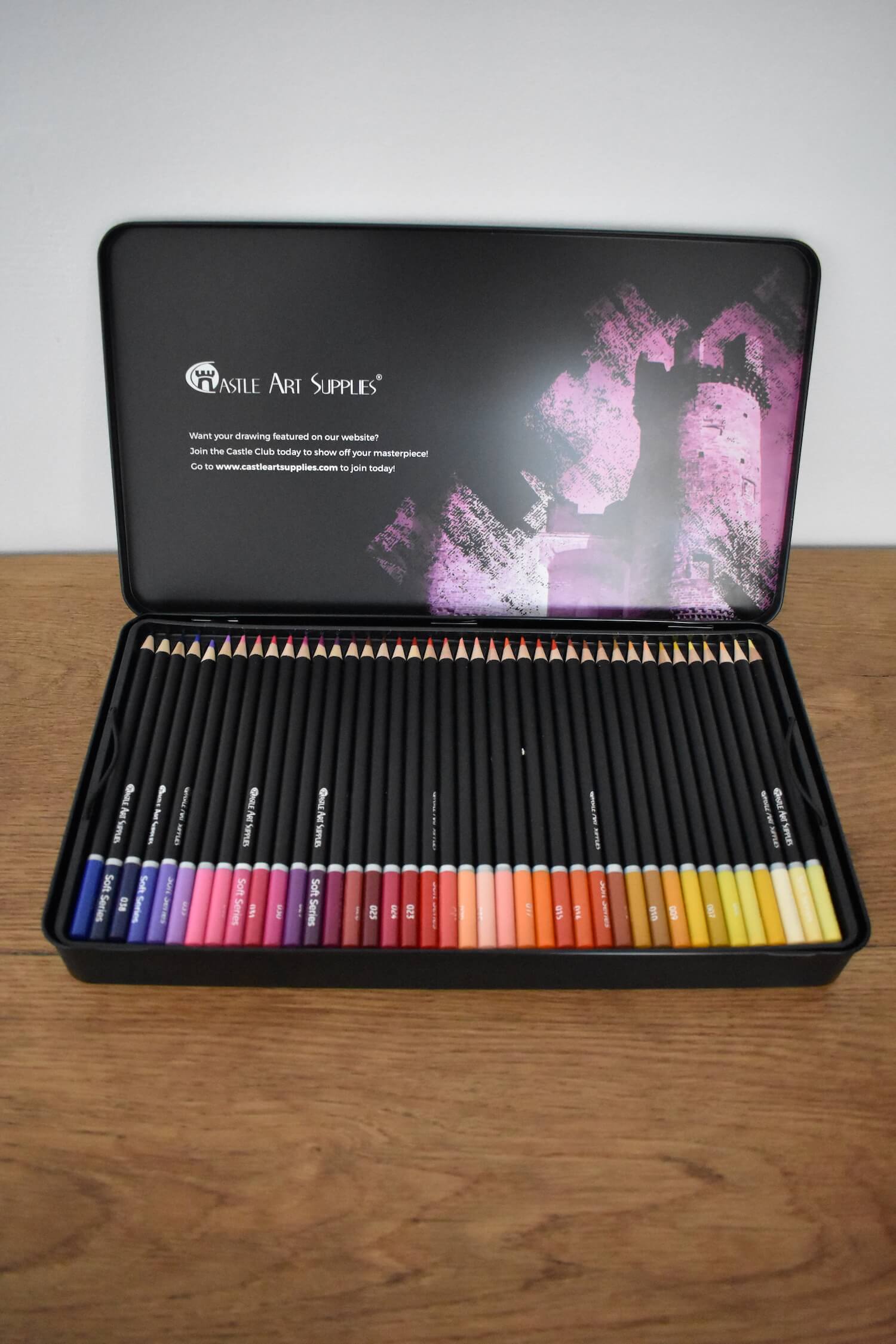 Crayons de haute qualité avec des nuances douces pour un résultat magnifique Boîte métallique de 24 crayons de couleur sur le thème de Castle Arts idéale pour l'art Paysage