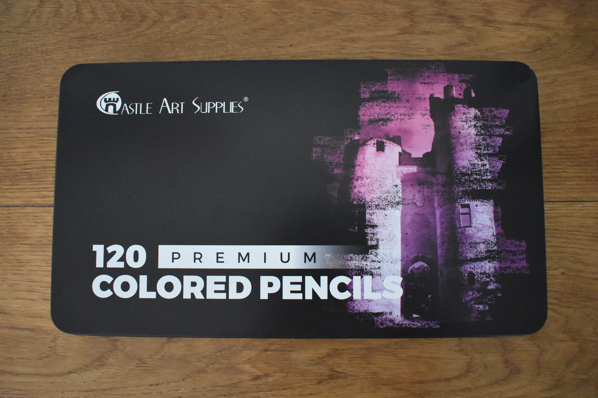 Boîte métallique de 24 crayons de couleur sur le thème de Castle Arts Crayons de haute qualité avec des nuances douces pour un résultat magnifique idéale pour l'art Bleu marin 